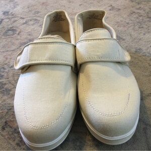 Women's Cream Canvas Shoes by Beacon Size 7W